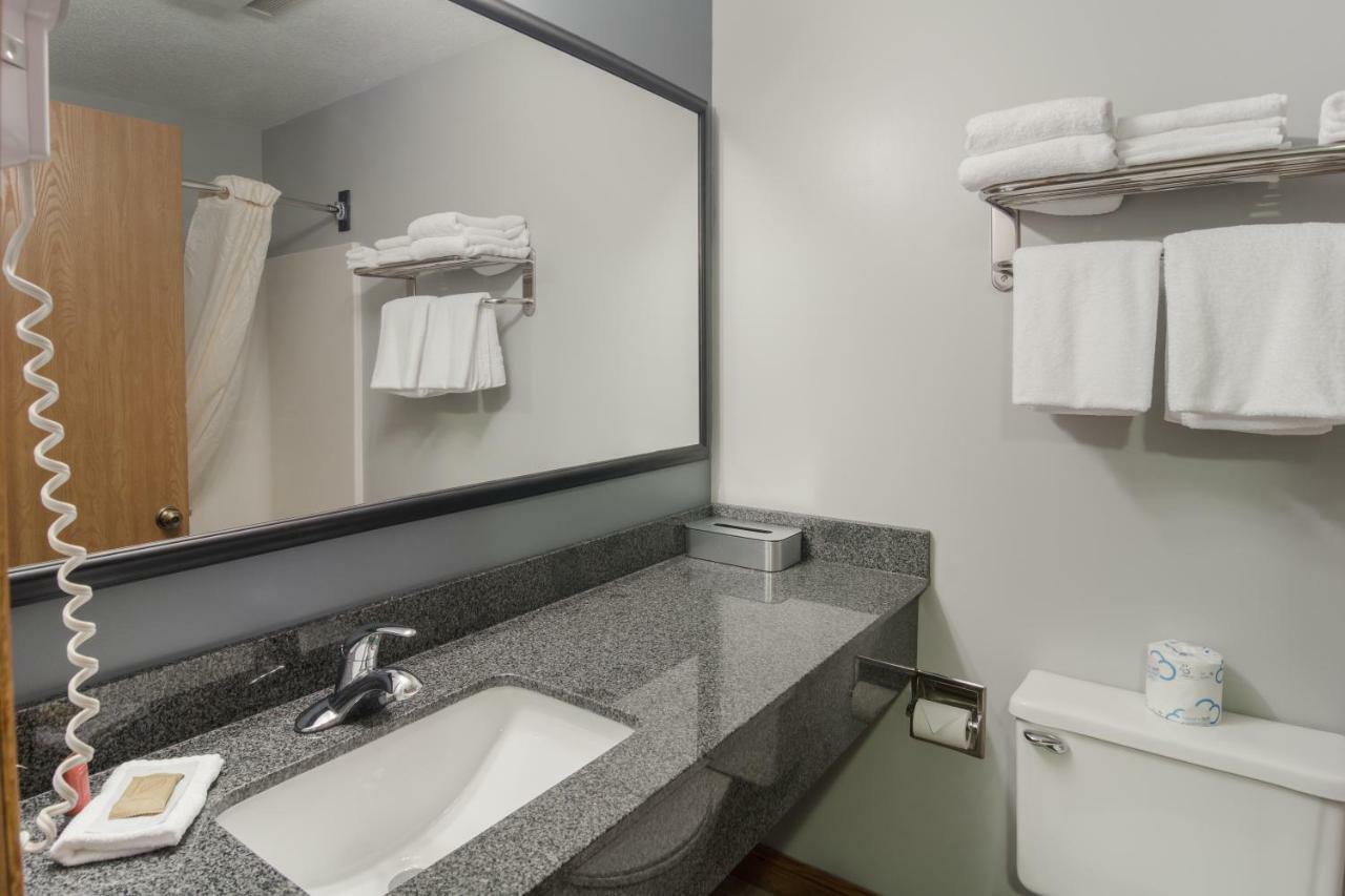 Boarders Inn & Suites By Cobblestone Hotels Superior Buitenkant foto