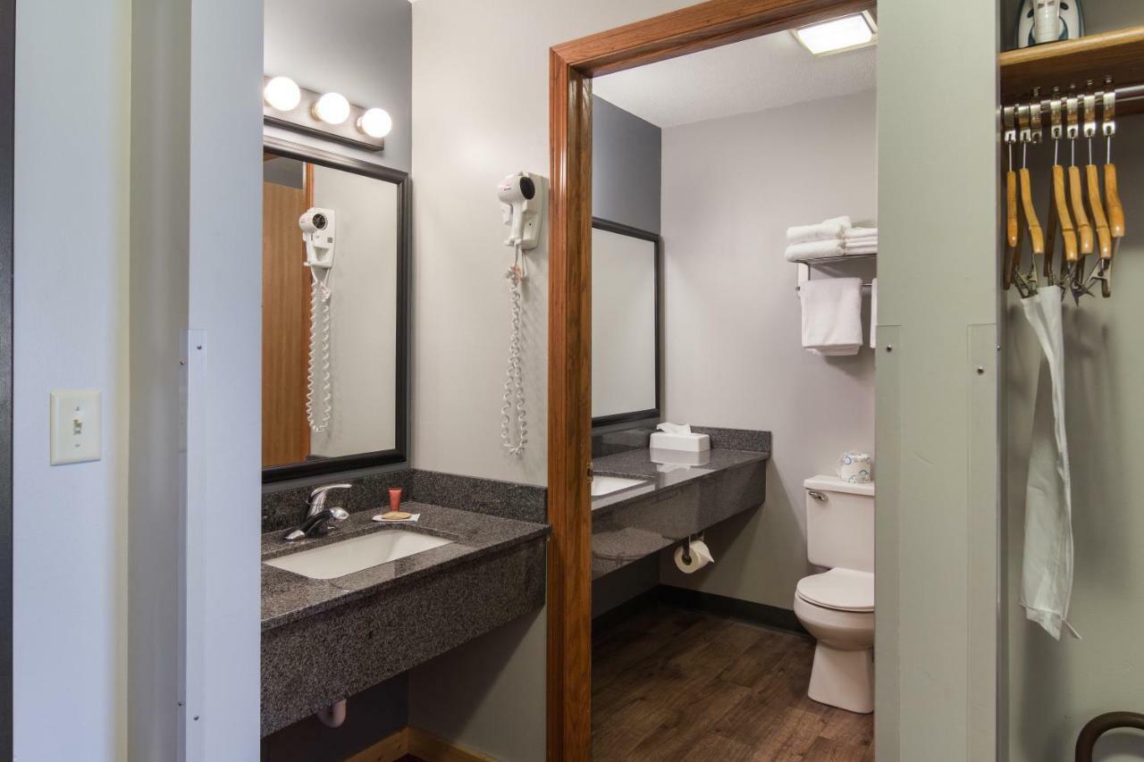 Boarders Inn & Suites By Cobblestone Hotels Superior Buitenkant foto