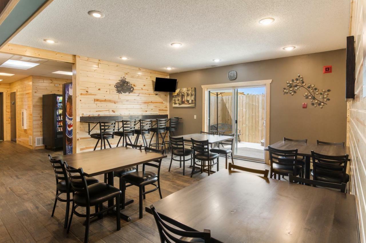 Boarders Inn & Suites By Cobblestone Hotels Superior Buitenkant foto