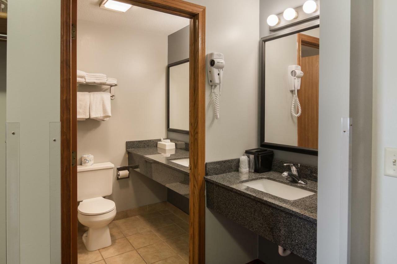 Boarders Inn & Suites By Cobblestone Hotels Superior Buitenkant foto