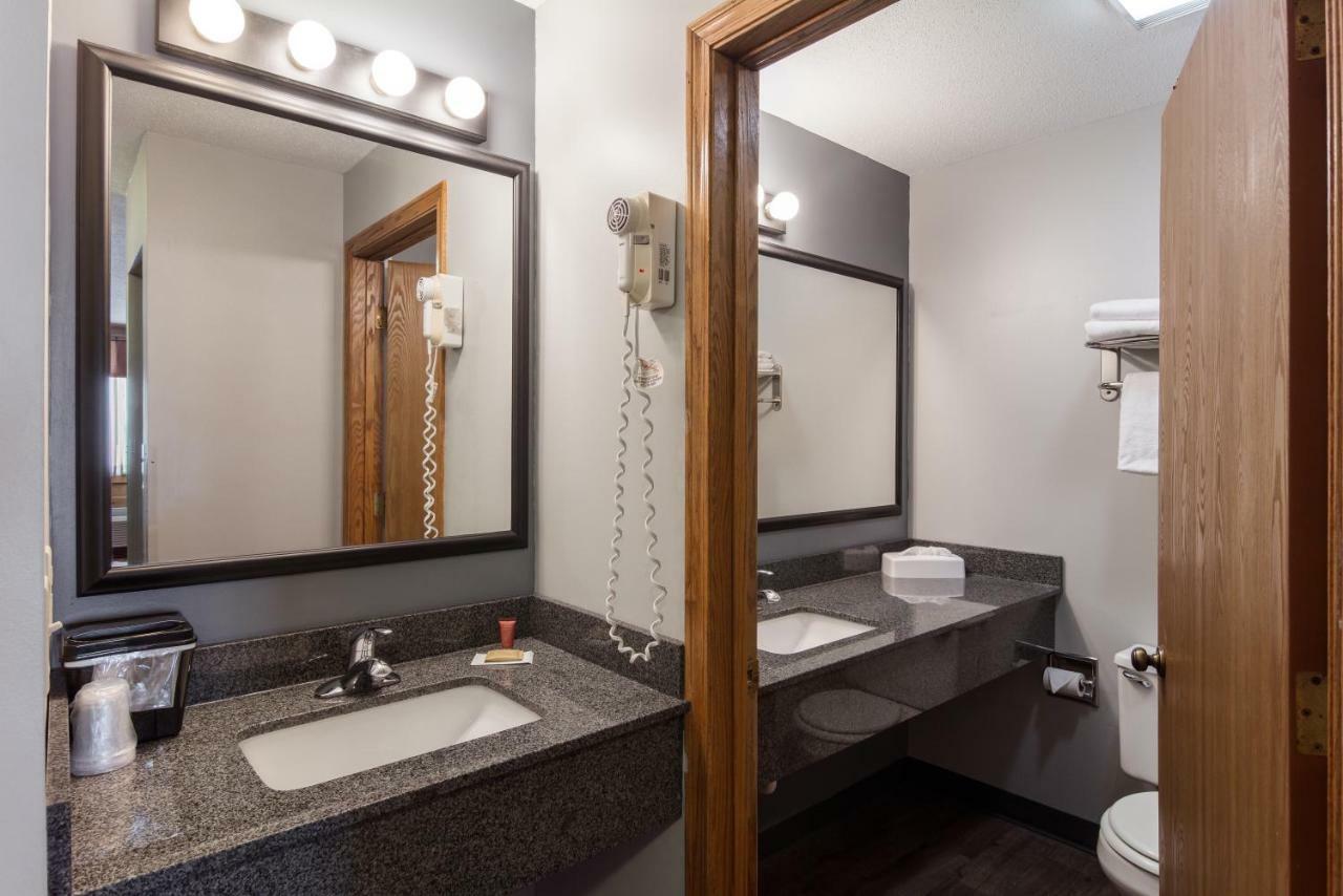 Boarders Inn & Suites By Cobblestone Hotels Superior Buitenkant foto